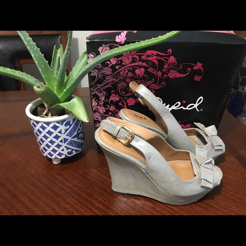 Distressed grey wedge size 7